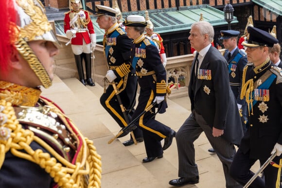 Le roi Charles III d'Angleterre, La princesse Anne, Le prince Andrew, duc d'York, Le prince Edward, duc de Kent - Procession pédestre des membres de la famille royale depuis la grande cour du château de Windsor (le Quadrangle) jusqu'à la Chapelle Saint-Georges, où se tiendra la cérémonie funèbre des funérailles d'Etat de reine Elizabeth II d'Angleterre. Windsor, le 19 septembre 2022 