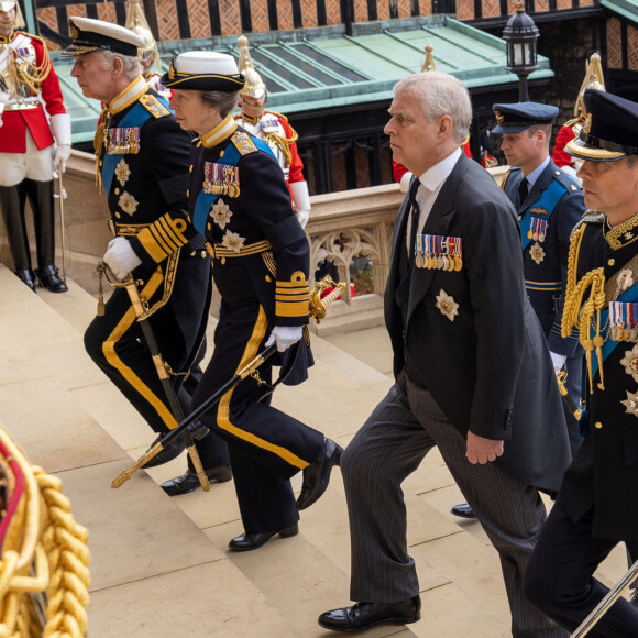 Le roi Charles III d'Angleterre, La princesse Anne, Le prince Andrew, duc d'York, Le prince Edward, duc de Kent - Procession pédestre des membres de la famille royale depuis la grande cour du château de Windsor (le Quadrangle) jusqu'à la Chapelle Saint-Georges, où se tiendra la cérémonie funèbre des funérailles d'Etat de reine Elizabeth II d'Angleterre. Windsor, le 19 septembre 2022 