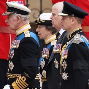 La raison ? Il n'est plus un membre actif du clan Windsor, les images de sa vie oisive impacte énormément l'image du roi Charles selon la presse. Mais le prince Andrew n'aura pas dit son dernier mot !
Le roi Charles III, la princesse Anne, le prince Andrew, Peter Phillips, le prince Harry et le prince William lors des funérailles nationales de la reine Élisabeth II à l'abbaye de Westminster à Londres, en Angleterre, le 19 septembre 2022.