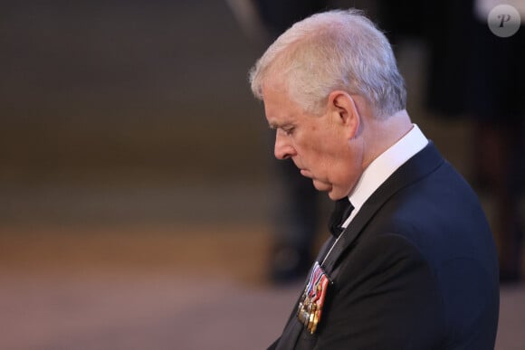 En 2019 en accordant un entretien choc à la BBC pour se dédouaner du scandale, le père de Béatrice et Eugénie a aussi orchestré sa chute.
Le prince Andrew, duc d'York - Procession cérémonielle du cercueil de la reine Elisabeth II du palais de Buckingham à Westminster Hall à Londres le 14 septembre 2022. © Photoshot / Panoramic / Bestimage 