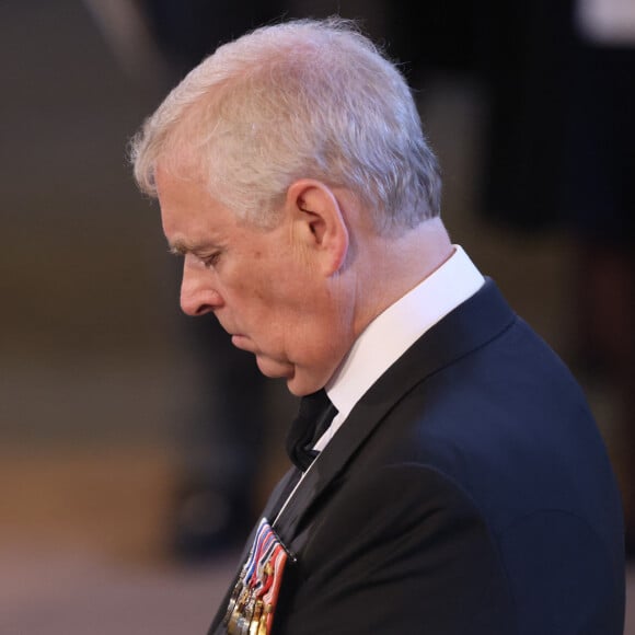 En 2019 en accordant un entretien choc à la BBC pour se dédouaner du scandale, le père de Béatrice et Eugénie a aussi orchestré sa chute.
Le prince Andrew, duc d'York - Procession cérémonielle du cercueil de la reine Elisabeth II du palais de Buckingham à Westminster Hall à Londres le 14 septembre 2022. © Photoshot / Panoramic / Bestimage 