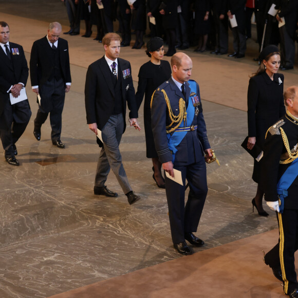 Peter Phillips, le prince Harry, duc de Sussex, le prince Andrew, duc d'York, Meghan Markle, duchesse de Sussex, le prince de Galles William, Kate Catherine Middleton, princesse de Galles, le prince Edward, comte de Wessex, la comtesse Sophie de Wessex - Procession cérémonielle du cercueil de la reine Elisabeth II du palais de Buckingham à Westminster Hall à Londres. Le 14 septembre 2022 