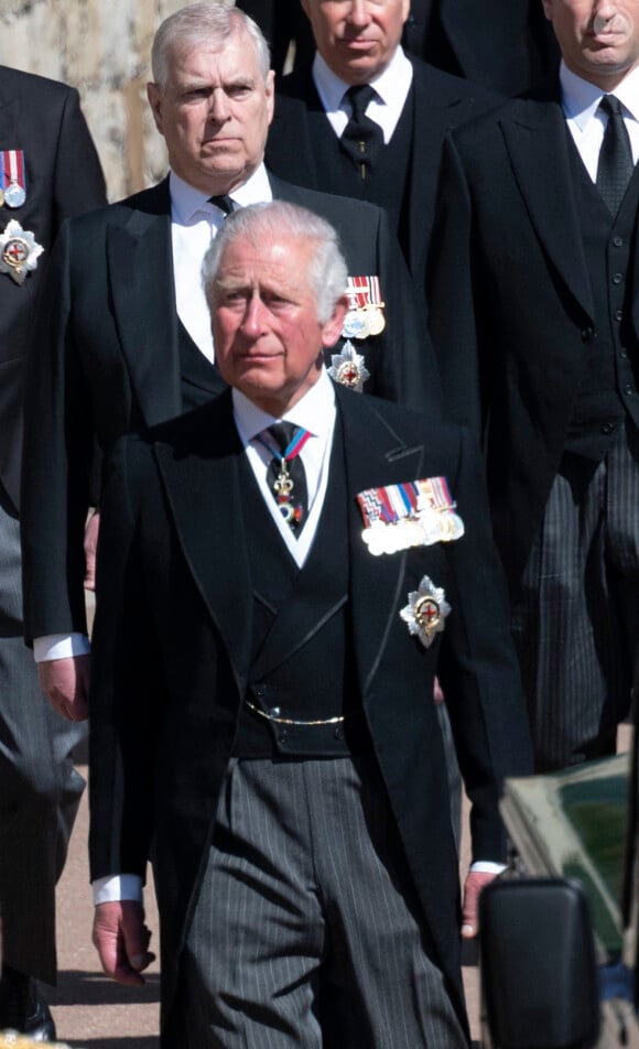 La guerre est déclarée entre Charles III et son frère, le prince Andrew !
Le prince Charles, prince de Galles, le prince Andrew, duc d'York - Arrivées aux funérailles du prince Philip, duc d'Edimbourg à la chapelle Saint-Georges du château de Windsor.