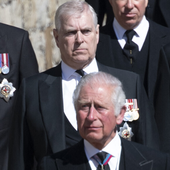 La guerre est déclarée entre Charles III et son frère, le prince Andrew !
Le prince Charles, prince de Galles, le prince Andrew, duc d'York - Arrivées aux funérailles du prince Philip, duc d'Edimbourg à la chapelle Saint-Georges du château de Windsor.