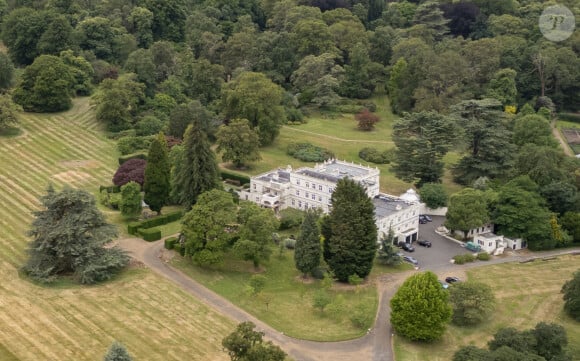 Le roi Charles III d'Angleterre, devrait prochainement expulser son frère, le prince Andrew, duc d'York, de la résidence Royal Lodge. Les spéculations vont bon train sur l'avenir du prince Andrew à l'intérieur de Royal Lodge depuis que le souverain a décidé de congédier l'équipe de sécurité du domaine à partir du mois d'octobre 2024. Le roi Charles envisagerait que Royal Lodge soit "une future maison potentielle pour la reine Camilla, si elle devait lui survivre", selon le journal britannique, Express (UK). 