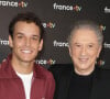 Théo Curin et Michel Drucker au photocall de la conférence de presse de rentrée de France Télévisions à Paris, France, le 4 septembre 2024. © Coadic Guirec/Bestimage 