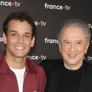 Théo Curin et Michel Drucker au photocall de la conférence de presse de rentrée de France Télévisions à Paris, France, le 4 septembre 2024. © Coadic Guirec/Bestimage 