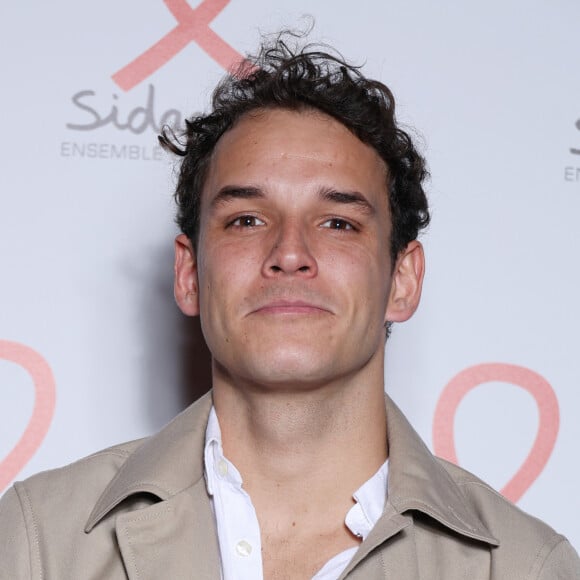 Théo Curin - Photocall de la soirée de lancement du "Sidaction" au théâtre Edouard VII à Paris le 4 mars 2024. © Denis Guignebourg/Bestimage 