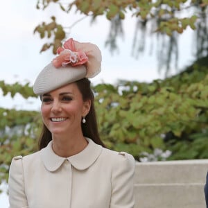 Le prince William, duc de Cambridge, Catherine Kate Middleton, la duchesse de Cambridge et le prince Harry d'Angleterre lors d'une cérémonie de commémoration du centenaire de la première guerre mondiale au cimetière militaire de Saint-Symphorien près de Mons, le 4 août 2014. 