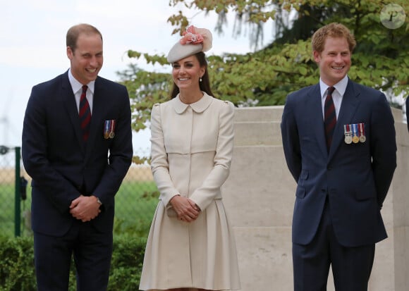 Le prince William, duc de Cambridge, Catherine Kate Middleton, la duchesse de Cambridge et le prince Harry d'Angleterre lors d'une cérémonie de commémoration du centenaire de la première guerre mondiale au cimetière militaire de Saint-Symphorien près de Mons, le 4 août 2014. 