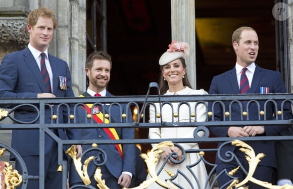 Le Prince William, Catherine Kate Middleton, la duchesse de Cambridge, le Prince Harry - Au balcon de l'Hôtel de ville de Mons, à l'occasion du centième anniversaire de la première guerre mondiale à Mons en Belgique le 4 août 2014. 