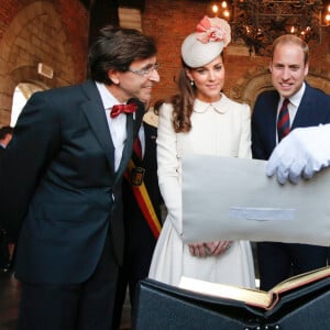 Elio Di Rupo, le premier ministre belge, Catherine Kate Middleton, la duchesse de Cambridge et le prince William, duc de Cambridge lors d'une cérémonie à l'Hôtel de ville de Mons, à l'occasion du centième anniversaire de la première guerre mondiale à Mons en Belgique le 4 août 2014. 