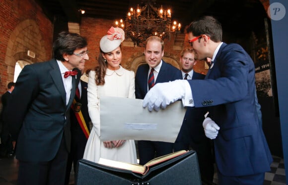 Elio Di Rupo, le premier ministre belge, Catherine Kate Middleton, la duchesse de Cambridge et le prince William, duc de Cambridge lors d'une cérémonie à l'Hôtel de ville de Mons, à l'occasion du centième anniversaire de la première guerre mondiale à Mons en Belgique le 4 août 2014. 