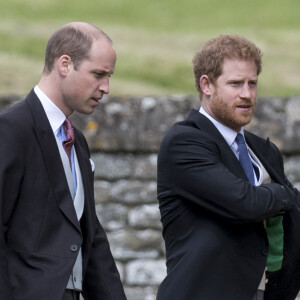 Depuis plusieurs années, les relations entre William et Harry se sont déteriorées
Le prince William, duc de Cambridge et le prince Harry - Mariage de P. Middleton et J. Matthew, en l'église St Mark Englefield, Berkshire, Royaume Uni.