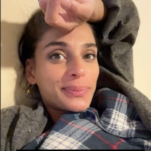 Tatiana Silva se détend après un tournage