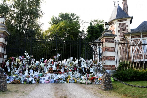 Fleurs et messages déposés par les fans devant la propriété d'Alain Delon à quelques heures des obsèques de l'acteur qui auront lieu dans la chapelle à l'intérieur de sa propriété à Douchy-Montcorbon le 24 août 2024.