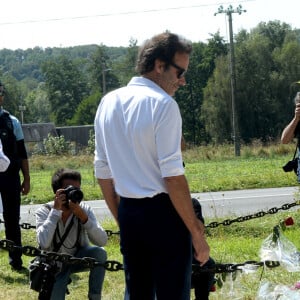 Un chagrin toujours présent pour l'acteur et auteur 
Anthony Delon et son demi-frère Alain-Fabien découvrent les hommages devant les grilles de la propriété de Douchy, quelques heures avant les obsèques de leur père, A.Delon, le 24 août 2024. Décédé le 18 août 2024, l'acteur a rendu son dernier souffle, entouré des siens dans sa propriété de Douchy, où il sera inhumé, le 24 août 2024 vers 17 heures dans une chapelle, construite il y a une vingtaine d'années. 