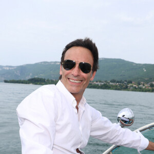 Exclusif - Rendez-vous avec Anthony Delon, en promenade en Riva sur le lac du Bourget à Aix-les-Bains, à l'occasion de la 3ème Edition du Cinéma Français et de la Gastronomie. Le 8 juin 2024 © Denis Guignebourg / Bestimage 