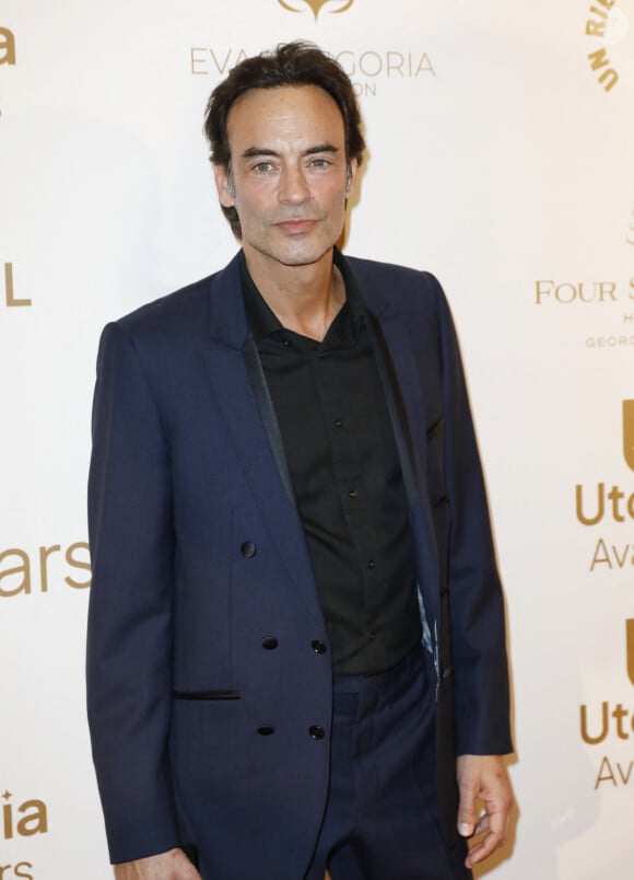 Anthony Delon - Photocall de la 10ème édition du "Global Gift Gala 2022" au Four Seasons Hotel George V à Paris le 19 novembre 2022. Ce traditionnel dîner de charité organisé chaque année par Thierry Martino qui en assure les Relations Publiques, a pour vocation de collecter des fonds en faveur de Global Gift Foundation et de Eva Longoria Foundation. Leur mission est de venir en aide aux femmes et aux enfants partout où cela est nécessaire, notamment en soutenant financièrement des projets associatifs ciblés permettant d'améliorer le quotidien des personnes en situation de précarité. Chaque année la Fondation Global Gift choisit également une association locale afin de lui reverser une part des bénéfices de la soirée. Cette année c'est l'association " Un Rien C'est Tout " présidée par Cécile Duffau qui a été choisie. Cette association défend 4 grandes causes qui sont : le droit à la dignité, l'enfance, la santé et l'environnement. En tout ce sont plus de 190 projets réalisés et près de 3 millions d'euros collectés depuis sa création en 2016. Outre Eva Longoria, de nombreux invités ont foulé le tapis rouge. Christophe Beaugrand et Béatrice Rosen ont endossé les rôles de Maitre et Maîtresse de Cérémonie. (En français pour lui, en anglais pour elle) Pour l'animation musicale, la Fondation a pu compter sur la présence de Camille Lellouche qui a subjugué l'assistance du Global Gift Gala en reprenant quelques-uns de ses succès, ainsi que de la participation surprise d'Hélène Segara qui est montée à l'improviste sur scène pour entonner son tube " Il y a trop de gens qui t'aiment " devant un parterre d'invités conquis. Une vente aux enchères s'est déroulée sous la houlette de Julien Brunie, DG de Christie's, dévoilant des lots d'exception tels qu'une peinture d'Auguste, l'artiste phare du french pop Art, un dîner avec Eva Longoria herself ... ou bien encore une sculpture de Richard Orlinski (qui a reçu le Global Gift Utopia Award des mains d'Eva Longoria récompensant ses engagements humanitaires, tout comme l'entrepreneur espagnol, Javier Garcia qui lui a reçu le Global Gift Philanthropreneur Award) La soirée a pu être imaginée grâce au soutien des sponsors UTOPIA Avatars, (Société basée sur l'écosystème NFT utilisant la puissance de la blockchain pour amplifier sa mission de sensibilisation à la construction d'un monde plus éthique) ainsi que de la marque de bijoux APM Monaco qui a, pour l'occasion, paré Eva Longoria de magnifiques créations. Quant au diner, signé Christian Le Squer, Chef étoilé du restaurant " Le Cinq ", il fut sublimé grâce aux vins Château Enclos Haut Mazeyres, Appellation POMEROL, et les champagnes BOLL&Cie. © Marc Ausset-Lacroix / Bestimage 