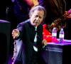 Icône de la musique latina...
Julio Iglesias se produit lors d'un concert à l'emblématique Royal Albert Hall de Londres, au Royaume-Uni, dans le cadre d'une tournée mondiale à l'occasion de son 75e anniversaire et du 50e anniversaire de sa carrière. Photo par Retna/Photoshoot/ABACAPRESS.COM