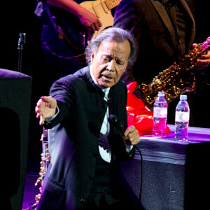 Icône de la musique latina...
Julio Iglesias se produit lors d'un concert à l'emblématique Royal Albert Hall de Londres, au Royaume-Uni, dans le cadre d'une tournée mondiale à l'occasion de son 75e anniversaire et du 50e anniversaire de sa carrière. Photo par Retna/Photoshoot/ABACAPRESS.COM