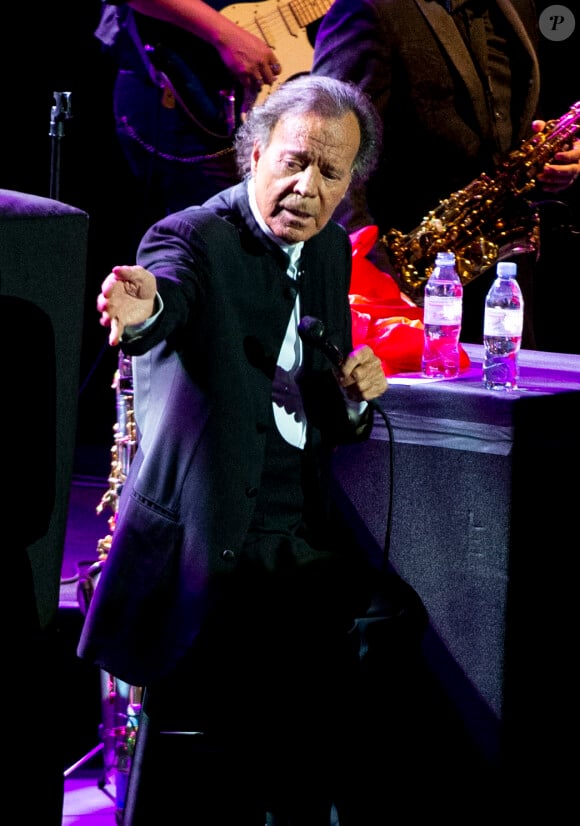 Icône de la musique latina...
Julio Iglesias se produit lors d'un concert à l'emblématique Royal Albert Hall de Londres, au Royaume-Uni, dans le cadre d'une tournée mondiale à l'occasion de son 75e anniversaire et du 50e anniversaire de sa carrière. Photo par Retna/Photoshoot/ABACAPRESS.COM