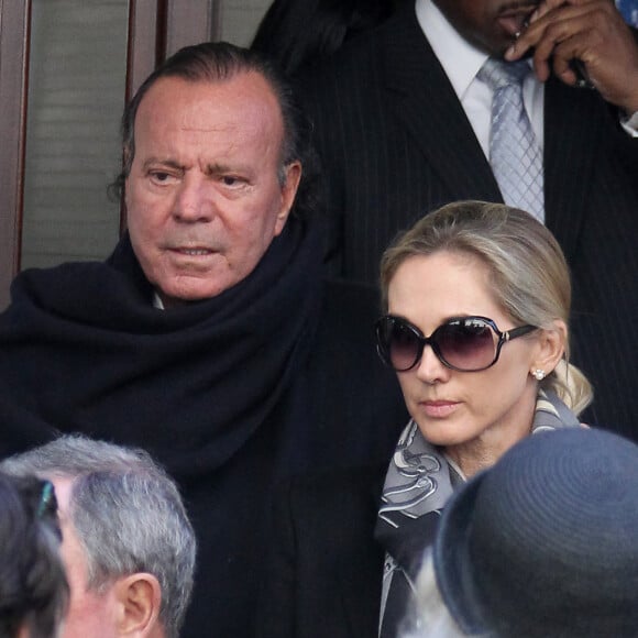 il vit depuis plus de trente ans avec la même femme.
Julio Iglesias et Miranda Rijnsburger assistent au service funéraire d'Oscar De La Rentta à l'église St Ignatius Loyola à Park Avenue à Manhattan, New York City, NY, USA. Photo par Charles Guerin/ABACAPRESS.COM