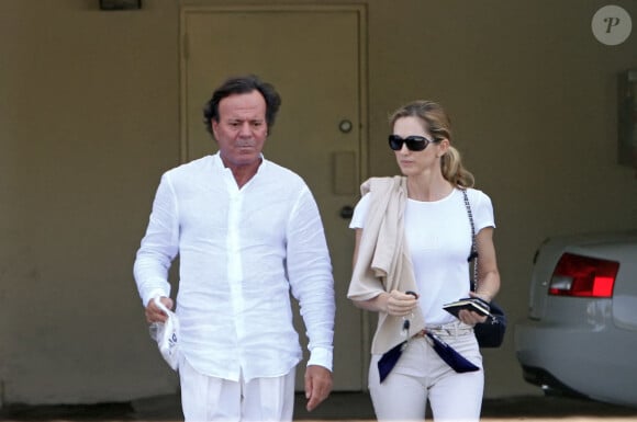 Julio Iglesias accompagné de sa femme Miranda se rend dans une clinique pour soigner une rage de dent à Miami, FL. Après la visite, Julio semble souffrir beaucoup et doit utiliser un sac de glace pour calmer sa douleur. Photo par Enfoque/ABACAPRESS.COM