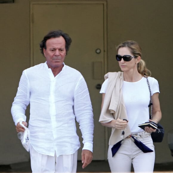 Julio Iglesias accompagné de sa femme Miranda se rend dans une clinique pour soigner une rage de dent à Miami, FL. Après la visite, Julio semble souffrir beaucoup et doit utiliser un sac de glace pour calmer sa douleur. Photo par Enfoque/ABACAPRESS.COM