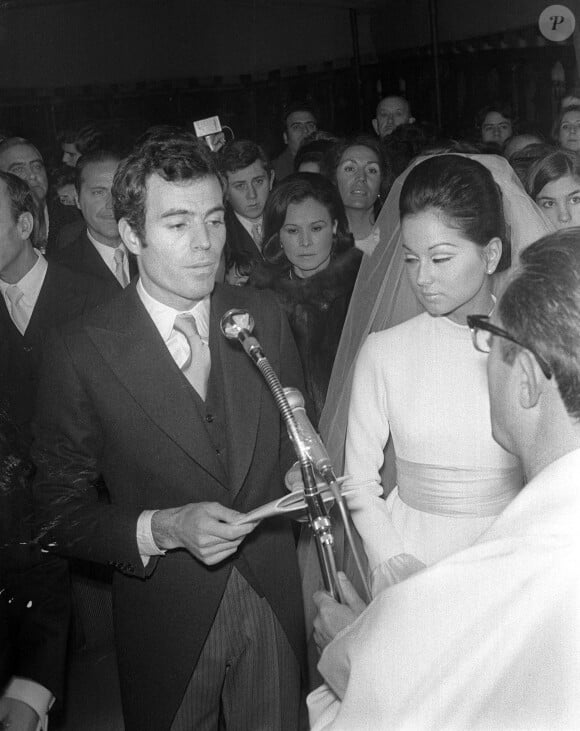 Le chanteur Julio Iglesias a épousé Mlle Isabel Preysler Arrastia dans l'église de la ville de Tolède. Dona Rosario de la Cueva, mère du marié, et D. Jose Maria Preysler, oncle de la mariée, ont fait office de parrains et marraines. Photo par EFE/aa/ABACAPRESS.COM