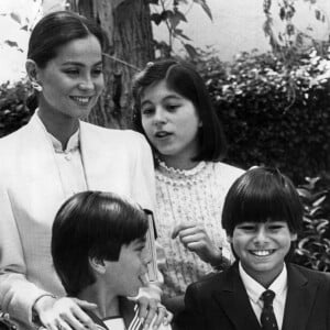 Le chanteur espagnol Julio Iglesias (G) et son épouse Isabel Preysler (C) posent avec leurs enfants Chabeli (2-R), Julio Jose (D) et Enrique (premier rang, 2-R) à l'occasion de la première communion de Julio Iglesias. Photo par EFE/fs/ABACAPRESS.COM