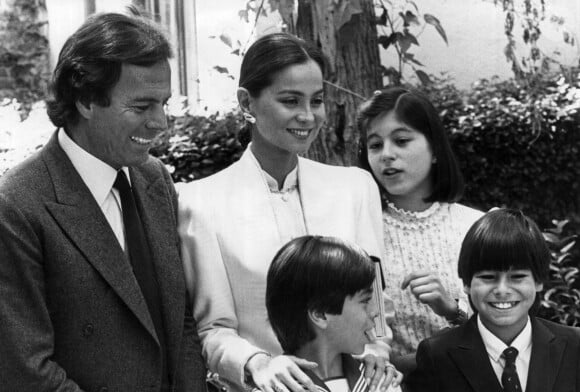 Le chanteur espagnol Julio Iglesias (G) et son épouse Isabel Preysler (C) posent avec leurs enfants Chabeli (2-R), Julio Jose (D) et Enrique (premier rang, 2-R) à l'occasion de la première communion de Julio Iglesias. Photo par EFE/fs/ABACAPRESS.COM