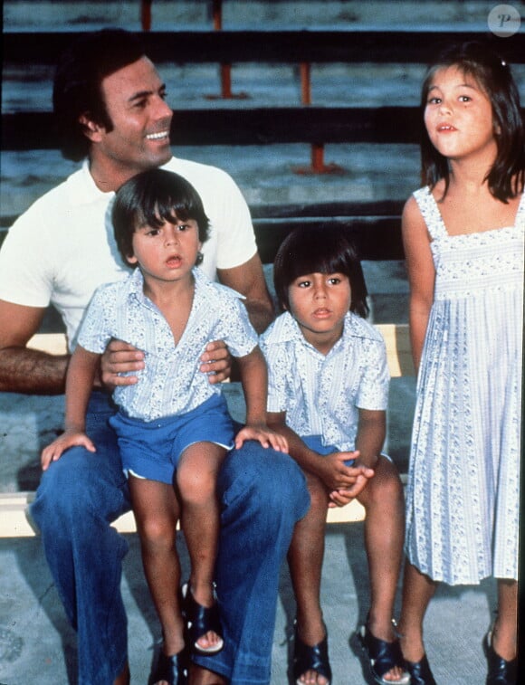 Le chanteur Julio Iglesias accompagné de ses trois enfants, Enrique, Julio José et Chabeli (de gauche à droite). Photo par EFE/ABACAPRESS.COM