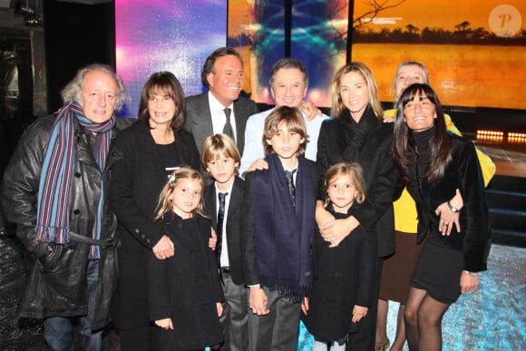 Michel Drucker et Julio Iglesias avec sa femme Miranda Rijnsburger et ses enfants Cristina Iglesias, Victoria Iglesias, Rodrigo Iglesias et Guillermo Iglesias-Rijnsburger lors de l'enregistrement de 'Vivement Dimanche' à Paris, France. Photo par Max Colin/ABACAPRESS.COM