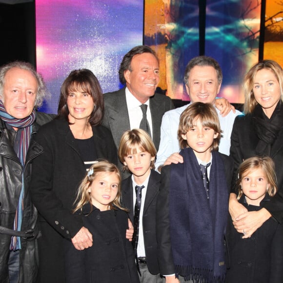 Michel Drucker et Julio Iglesias avec sa femme Miranda Rijnsburger et ses enfants Cristina Iglesias, Victoria Iglesias, Rodrigo Iglesias et Guillermo Iglesias-Rijnsburger lors de l'enregistrement de 'Vivement Dimanche' à Paris, France. Photo par Max Colin/ABACAPRESS.COM