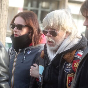 Lolita Séchan et son père le chanteur Renaud - Obsèques de Thierry Séchan frère du chanteur Renaud) au cimetière du Montparnasse à Paris le 16 janvier 2019.