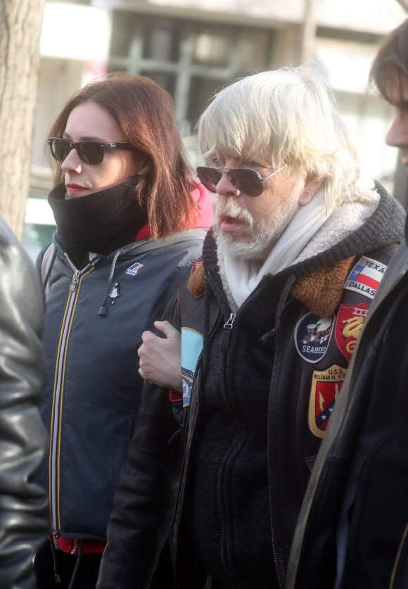 Lolita Séchan et son père le chanteur Renaud - Obsèques de Thierry Séchan frère du chanteur Renaud) au cimetière du Montparnasse à Paris le 16 janvier 2019.