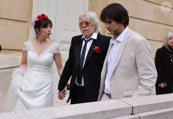 Le chanteur Renaud (Renaud Séchan) et sa femme Cerise - Mariage du chanteur Renaud (Renaud Séchan) avec Cerise à la mairie du 14ème arrondissement de Paris le 4 mai 2024. © Dominique Jacovides - Cyril Moreau / Bestimage