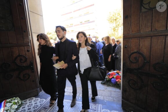 C'est digne que la mère de Charlotte et Dimitri, les enfants qu'elle a eus avec le journaliste, a fait son entrée à leurs côtés dans l'église
Murielle Roustan, son ex-compagne avec leurs enfants Charlotte et Dimitri - Obsèques du journaliste sportif, Didier Roustan, décédé le 11 septembre à l'âge de 66 ans en l'église Notre-Dame-des-Pins, à Cannes le 20 septembre 2024. © Franz Chavaroche/Bestimage