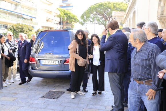 Elle était accompagnée de Murielle, l'ex-compagne de Didier Roustan
Louise, dernière compagne de Didier Roustan et Murielle, mère de ses enfants - Obsèques du journaliste sportif, Didier Roustan, décédé le 11 septembre à l'âge de 66 ans en l'église Notre-Dame-des-Pins, à Cannes le 20 septembre 2024. © Franz Chavaroche/Bestimage