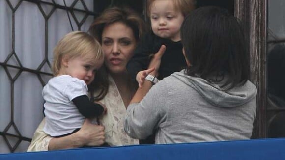 Angelina Jolie se montre enfin avec Knox et Vivienne : on sait désormais qui est qui, du côté des jumeaux !