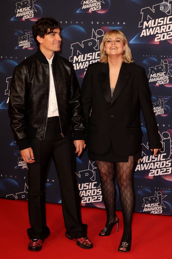 Florian Rossi et sa compagne Louane au photocall de la 25ème cérémonie des "NRJ Music Awards (NMA)" au palais des Festivals et des Congrès de Cannes, France, le 10 novembre 2023.