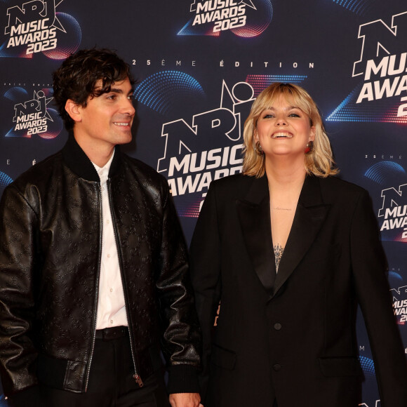 Florian Rossi et sa compagne Louane au photocall de la 25ème cérémonie des "NRJ Music Awards (NMA)" au palais des Festivals et des Congrès de Cannes, France, le 10 novembre 2023.