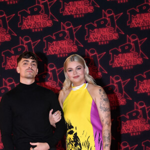 "Je suis tellement fière de tout le chemin qu'il a parcouru, fière d'être à ses côtés et de le voir s'épanouir de plus en plus chaque jour"
Florian Rossi et Louane Emera lors de la 23ème édition des NRJ Music Awards 2021 au Palais des Festivals de Cannes, le 20 novembre 2021. 