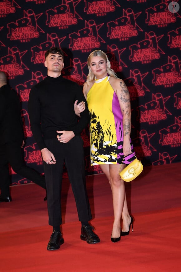 "Je suis tellement fière de tout le chemin qu'il a parcouru, fière d'être à ses côtés et de le voir s'épanouir de plus en plus chaque jour"
Florian Rossi et Louane Emera lors de la 23ème édition des NRJ Music Awards 2021 au Palais des Festivals de Cannes, le 20 novembre 2021. 