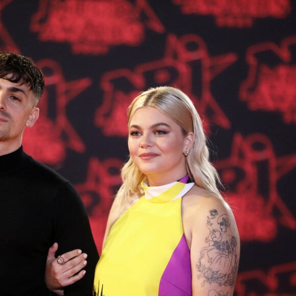 Florian Rossi et Louane Emera lors de la 23ème édition des NRJ Music Awards 2021 au Palais des Festivals de Cannes, le 20 novembre 2021