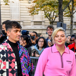 "@p3gase t'es la personne la plus extraordinaire que j'ai jamais rencontrée de ma vie"
 
Louane Emera et son compagnon Florian Rossi arrivent au défilé de mode Miu Miu lors de la Fashion Week printemps/été 2022 à Paris, France, le 5 octobre 2021.