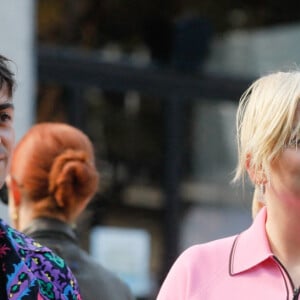 Louane Emera et son compagnon Florian Rossi arrivent au défilé de mode Miu Miu lors de la Fashion Week printemps/été 2022 à Paris, France, le 5 octobre 2021.