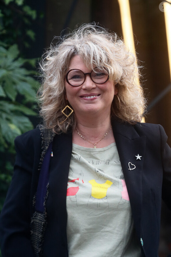 "C'est le foyer d'activité de la famille qui permet à la fois de participer à la vie communautaire et en même temps, selon l'endroit, de s'en isoler."
Cécile Bois à l'enregistrement de l'émission "Vivement Dimanche" au studio Gabriel à Paris, France, le 17 octobre 2023.
