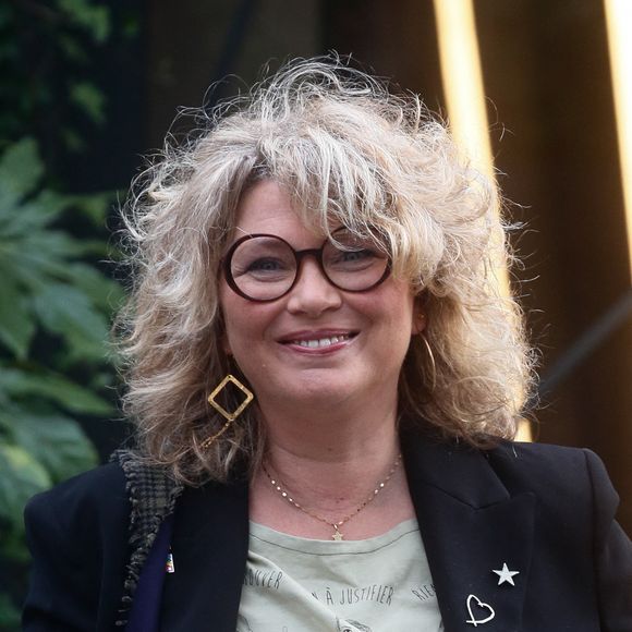 "C'est le foyer d'activité de la famille qui permet à la fois de participer à la vie communautaire et en même temps, selon l'endroit, de s'en isoler."
Cécile Bois à l'enregistrement de l'émission "Vivement Dimanche" au studio Gabriel à Paris, France, le 17 octobre 2023.